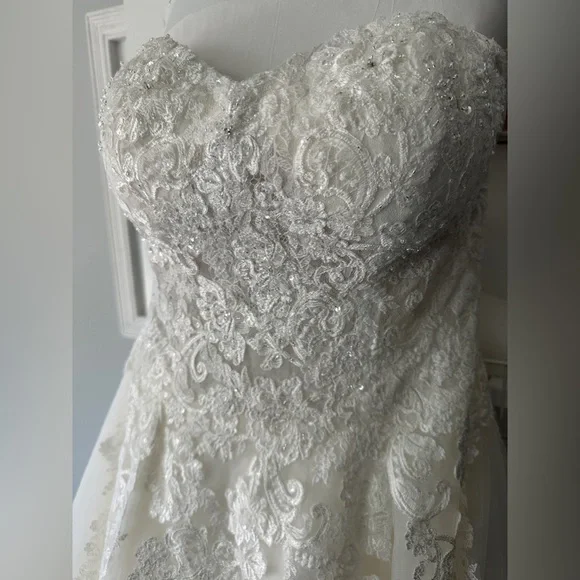 Wedding dress sheer lace and tulle ball gown - Ivory - Size 8 - Has pockets - Picture 4 of 7
